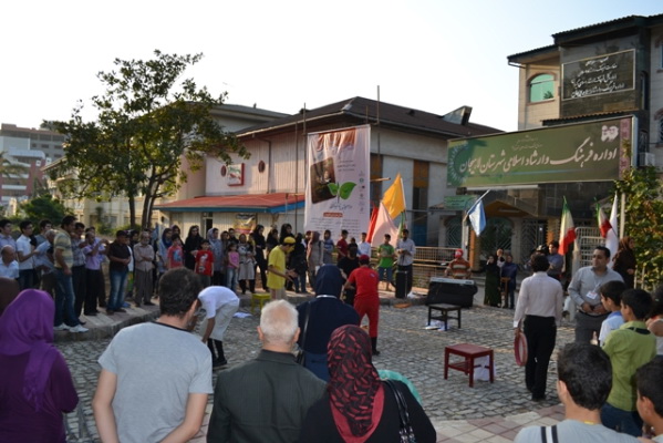 دومين روز جشنواره تئاتر خياباني شهروند لاهيجان از نگاه دوربين